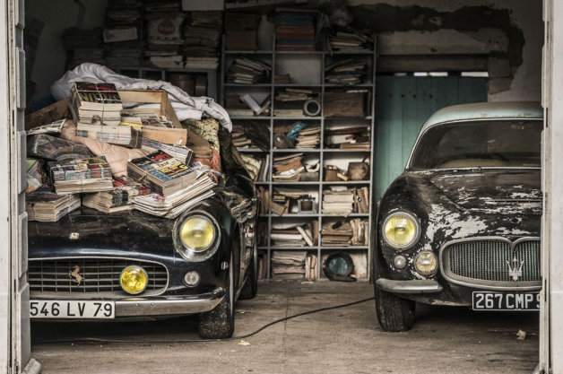 Stor samling unike biler funnet i Frankrike.